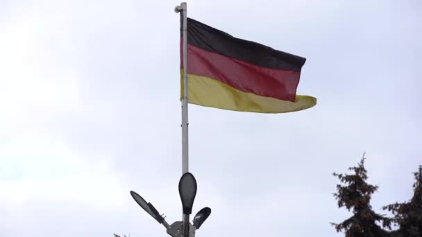 Bandera de Alemania. Banderas de tela ondean en el viento en un día nublado. — Vídeo de stock