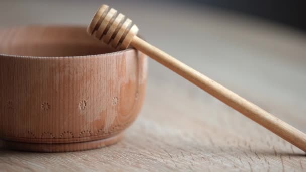 Cuenco de madera. Primer plano. Saludable orgánica, cuchara de miel de madera, primer plano. — Vídeos de Stock