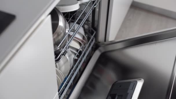 Moderna lavastoviglie aperta, tecnologia, cucina. — Video Stock