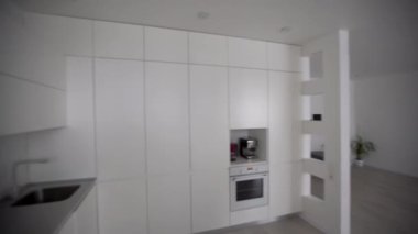 İç daire, dinlenme odası ve mutfak boş.