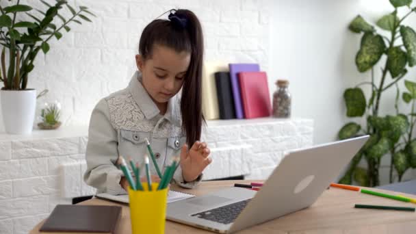 아이들, 교육, 그리고 멀리서 배우는 개념, 집에 랩탑 컴퓨터를 가지고 있는 어린 여학생 — 비디오