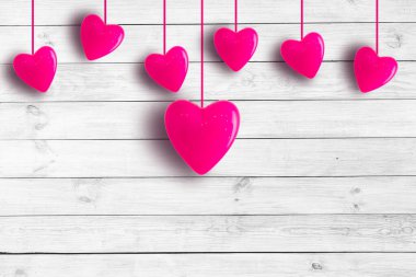 Sevgililer Günü arkaplanı, tahta kalaslarda kırmızı kalpler.