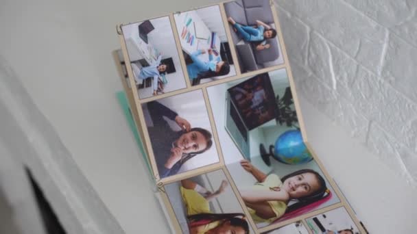 Küçük bir kızın fotobook 'u. Aile, çocukluk ve eğlence kavramı — Stok video