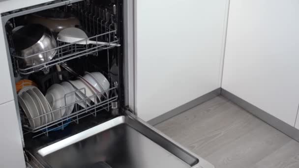 Lavavajillas moderno abierto, tecnología, cocina. — Vídeo de stock