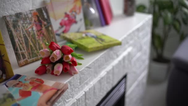 Vászonlenyomat virágokkal. Nyújtott vászon a kereten. Nyári tájkép. Fénykép vászonra nyomtatva — Stock videók