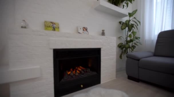 Matsal och vardagsrum i nytt hus. Stor grå soffa i sommarstuga eller semestervilla. lägenhet efter renovering — Stockvideo