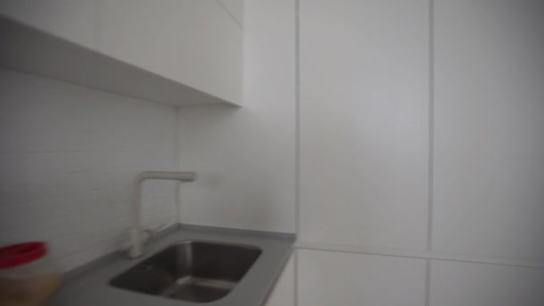 Vista general de la nueva cocina de lujo en estilo escandinavo en apartamento — Vídeos de Stock