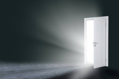 Boş bir odada, açık bir kapıdan parlak bir ışık.