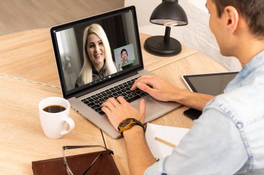 İnternette grup toplantısına katılan dört çok ırklı meslektaşın, webcam ile iletişim kuran video konferansının, uzak Webinar, online müzakere konseptinin olduğu dizüstü bilgisayarın üzerinden bakın.