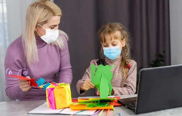 Petite fille en masque médical étudiant à la maison. épidémie, pandémie — Photo