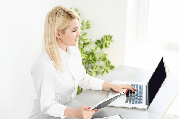 Zakenvrouw met digitale tablet op kantoor, vrouw met tablet — Stockfoto