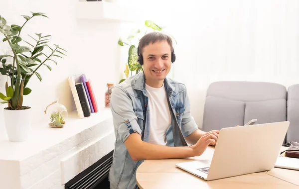 Hombre usando el ordenador portátil en el escritorio en casa —  Fotos de Stock