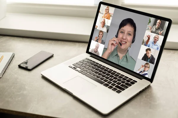 Grupo Amigos Video Chat Concepto de conexión. Ordenador portátil en la mesa, interior del hogar. — Foto de Stock