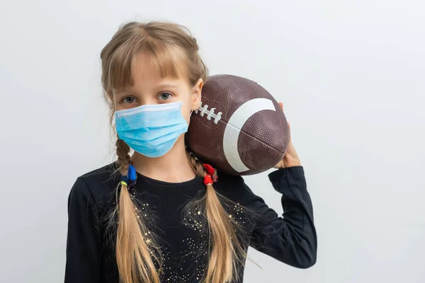 어린이를 보호 해 달라는 요청을 받는 인플루엔자 바이러스. pm2.5 를 보호하기 위해 마스크를 쓰고 있는 백인 소녀. 생물학 무기. 복사 공간이 있는 회색 배경의 아기. 유행병, 유행병. — 스톡 사진