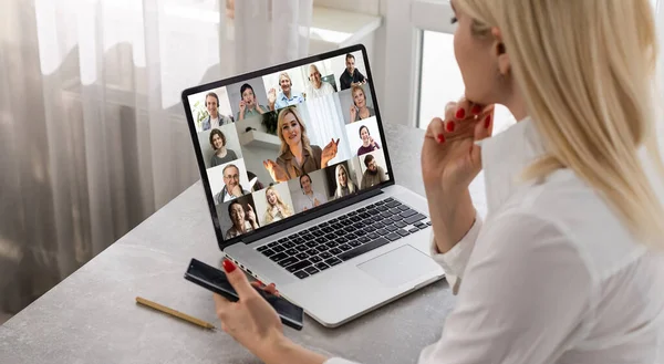 Vrouw en team op het laptopscherm praten en discussiëren in videoconferentie. Thuis werken, Op afstand werken, Zelfisolatie. — Stockfoto