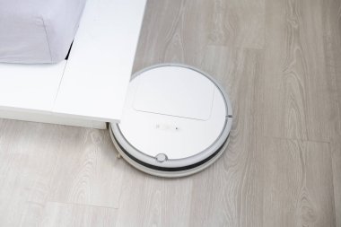 Modern Oturma Odasında Robot Elektrikli Süpürge