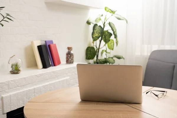 Design de local de trabalho com laptop no escritório em casa — Fotografia de Stock