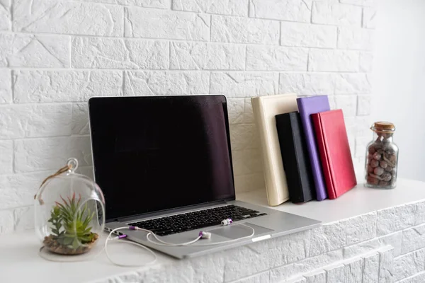 Teclado portátil com fones de ouvido e diário na mesa — Fotografia de Stock