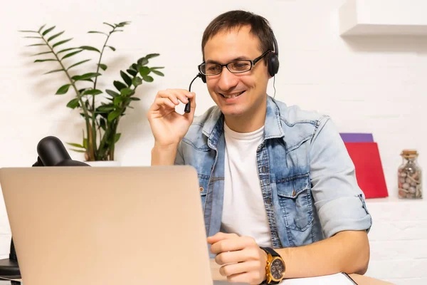 Homme utilisant un ordinateur portable sur le bureau à la maison — Photo