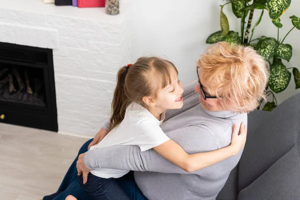 Teenage nipote visita nonna a casa — Foto Stock