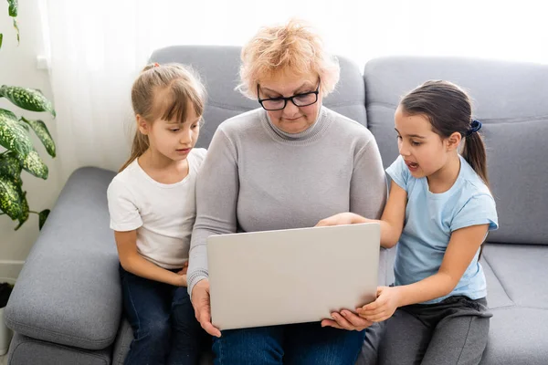 Nonna con nipoti utilizzare un computer — Foto Stock