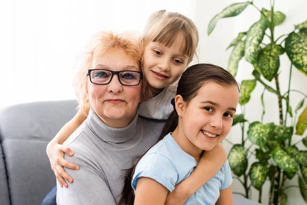 Gros portrait d'été de grand-mère heureuse avec petits-enfants à l'extérieur à la maison — Photo