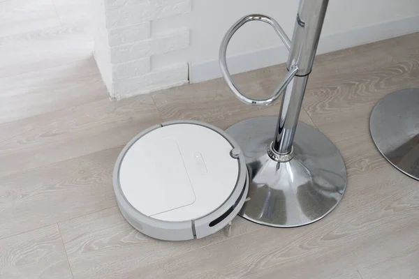 현대 생활 방에서 의 로봇 청소기 — 스톡 사진