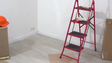 Merdiven yenilenmek için odada duruyor.