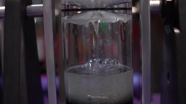 Yapışkan bir sıvı akıyor. Gümüş sıvı yapışkan sıvı — Stok video