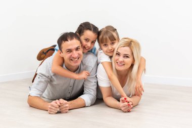 Genç bir aileyi barındıran konsept. Anne, baba ve çocuklar yeni bir evde.