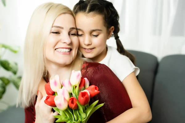 トレンディ魅力的な陽気な母親と娘が一緒にチューリップの大きな完璧な季節のカラフルな花束を持って休日を楽しんで、灰色の背景に喜びの喜びの概念 — ストック写真