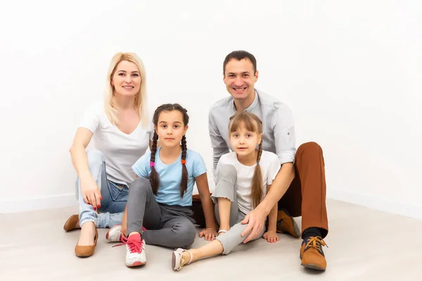 Portrait d'une famille heureuse souriante à la maison — Photo