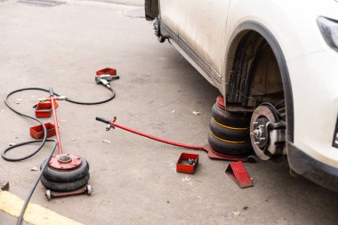 Bir arabanın tekerleğini değiştirmek.