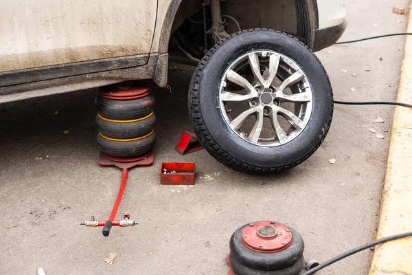 Equipo para servicio y reparación de automóviles, máquina de neumáticos para equilibrar ruedas automotrices, soporte de equilibrio, primer plano —  Fotos de Stock