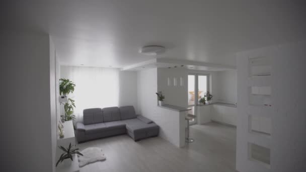 Comedor y sala de estar de la casa nueva. Gran sofá gris en casa de vacaciones o villa de vacaciones. apartamento después de la renovación — Vídeo de stock