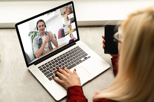 在视频会议上，女性和团队在笔记本电脑屏幕上进行对话和讨论。在家工作、远程工作、自我隔离. — 图库照片