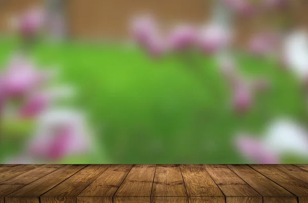 Mesa de madera superior vacía y fondo borroso flor. Puede utilizar para la exhibición del producto — Foto de Stock