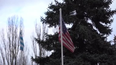Amerika ve İsrail bayrakları vuruldu