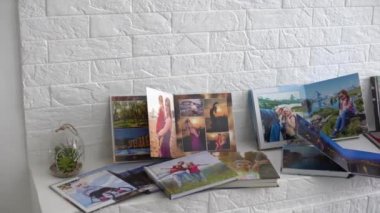 Küçük bir kızın fotobook 'u. Aile, çocukluk ve eğlence kavramı