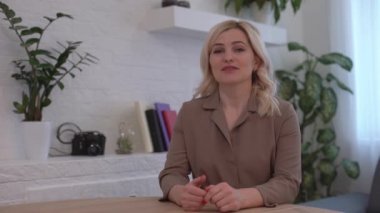 Kafkas banka müdürü tarafından yürütülen uzak görüşmeler 30 'ların iş kadını. Kafadan çekilen resimler güzel kadın web kamerası görüntüsü. Sanal sohbet uygulaması dünya çapında kolay kullanım kavramı