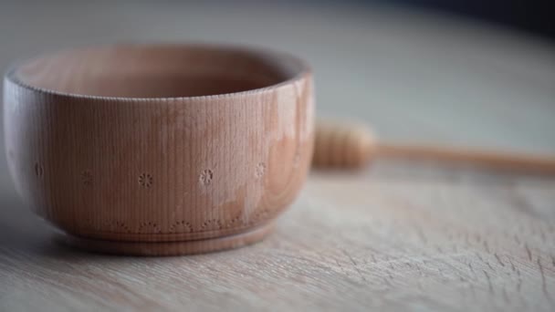 Wooden bowl. Close-up. Healthy organic, wooden honey spoon, closeup. — Stock Video