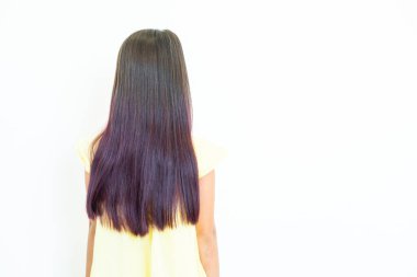 Moda saç stili fikirleri için eflatun rengi. Açık arkaplanda boyalı saçlı bir kız.