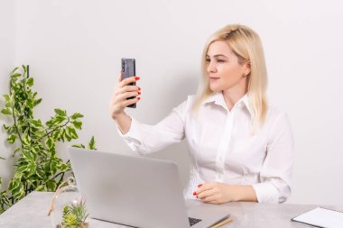 Mutlu Genç Güzel Kadın Laptop kullanıyor, Beyaz duvar arkasında