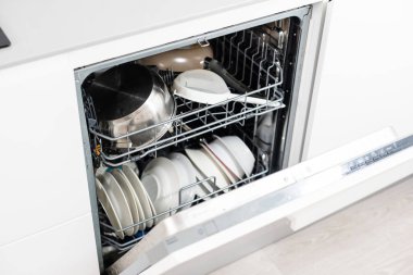 Mutfakta açık bir bulaşık makinesinin resmi.
