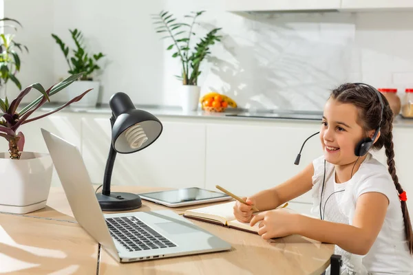 Petite fille enfant studen étudier classe en ligne avec ordinateur portable à la maison, Nouvelle normale. Coronavirus Covid-19. Distance sociale, enseignement à domicile. — Photo