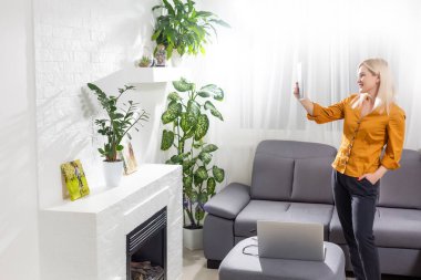 Dizüstü bilgisayar kullanan ve evden çalışan bir kadın.