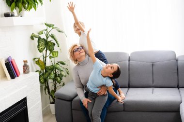 Torunları olan yaşlı bir kadın.