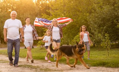 Amerikan Bayrağıyla Aile Pozu