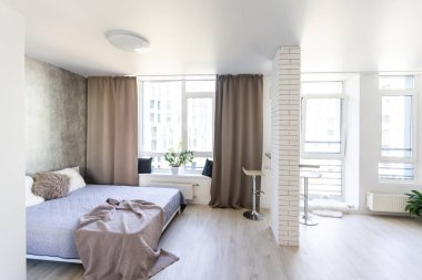 Zarif yatak odasında büyük ve rahat bir çift kişilik yatak.