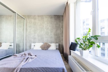 Zarif yatak odasında büyük ve rahat bir çift kişilik yatak.